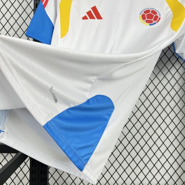 Camiseta Colombia 2026 Pre-Partido - detalle escudo
