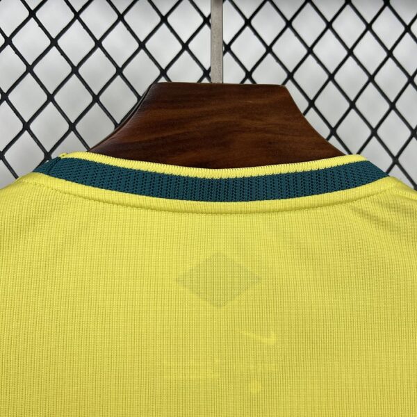 Camiseta Brasil Mundial 2026 Local - detalle escudo