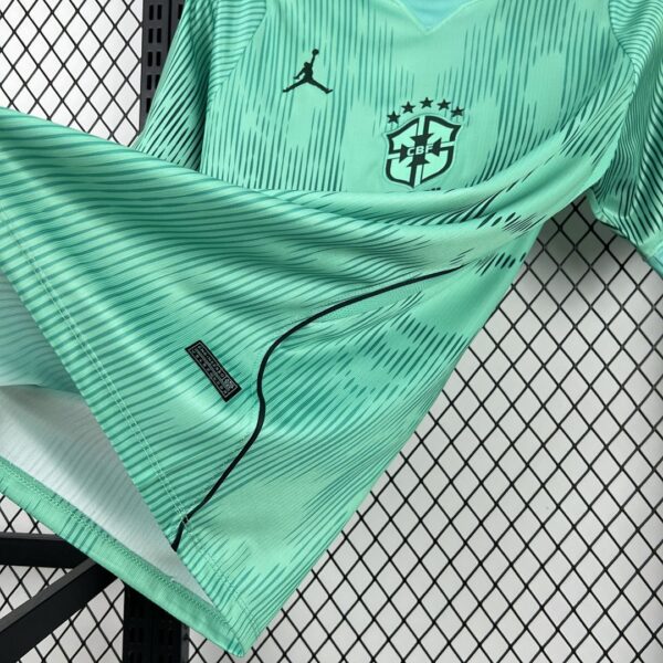 Camiseta Brasil Mundial 2026 Local - detalle escudo