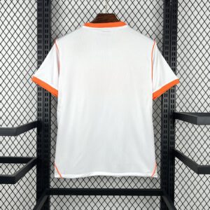Camiseta Países Bajos 2026 Visita - detalle escudo y franja naranja
