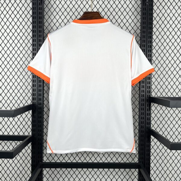 Camiseta Países Bajos 2026 Visita - detalle escudo y franja naranja
