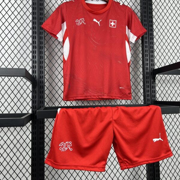 Camiseta Suiza 2026 Local - detalle escudo
