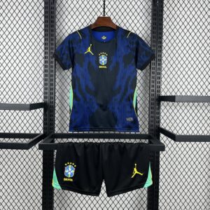 Camiseta Brasil Mundial 2026 Visita Nino - detalle hombro izquierdo y logo Jordan