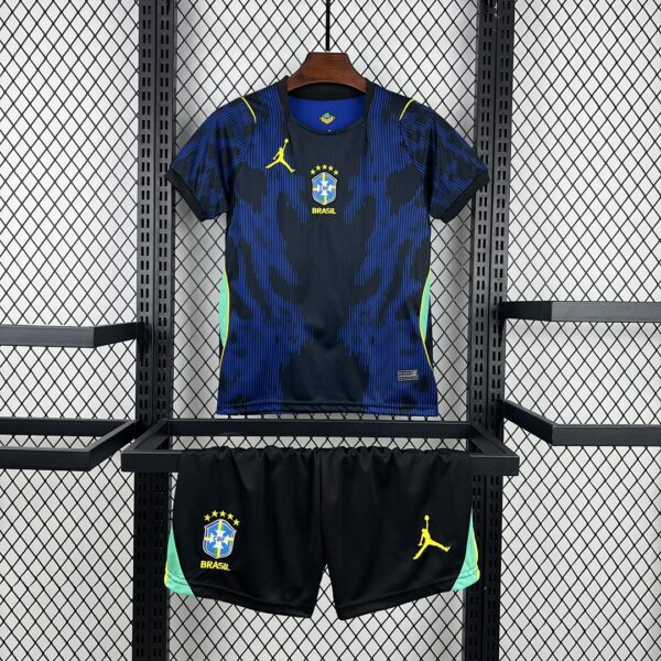 Camiseta Brasil Mundial 2026 Visita Nino - detalle hombro izquierdo y logo Jordan