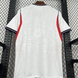 Camiseta Inglaterra Mundial 2026 Pre-Partido - detalle escudo y logo Nike