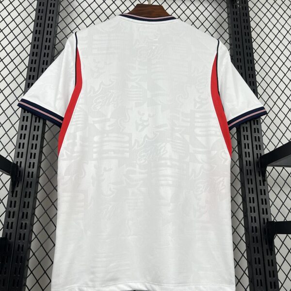 Camiseta Inglaterra Mundial 2026 Pre-Partido - detalle escudo y logo Nike