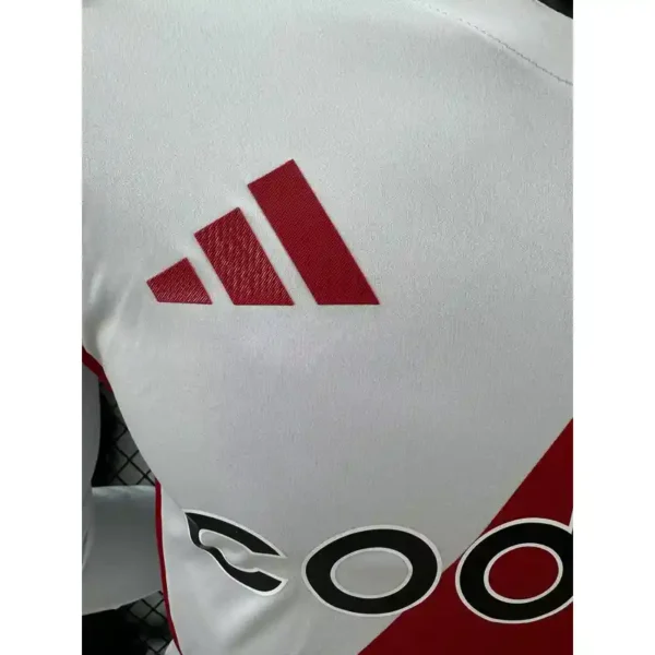 Camiseta River Plate 2024/25 Manga Larga Local Version Jugador - detalle escudo