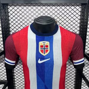 Camiseta Noruega 2026 Local - detalle escudo