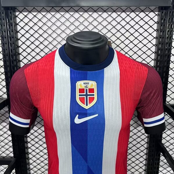 Camiseta Noruega 2026 Local - detalle escudo