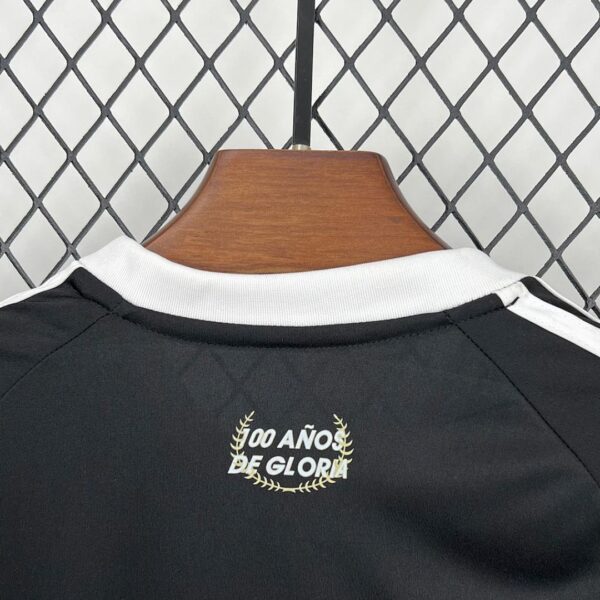 Camiseta Colo Colo 2025/26 Aniversario Negro Nino - detalle escudo
