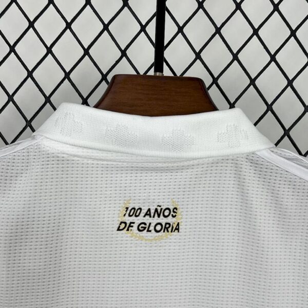 Camiseta Colo Colo 2025/26 Aniversario Nino - detalle escudo