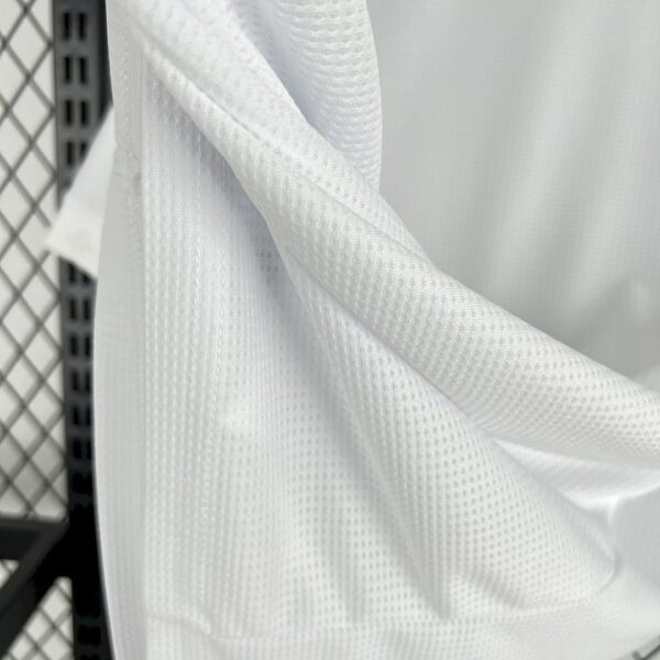 Camiseta Colo Colo 2025/26 Aniversario - detalle escudo
