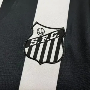 Camiseta Santos 1956 Retro Visita - detalle escudo