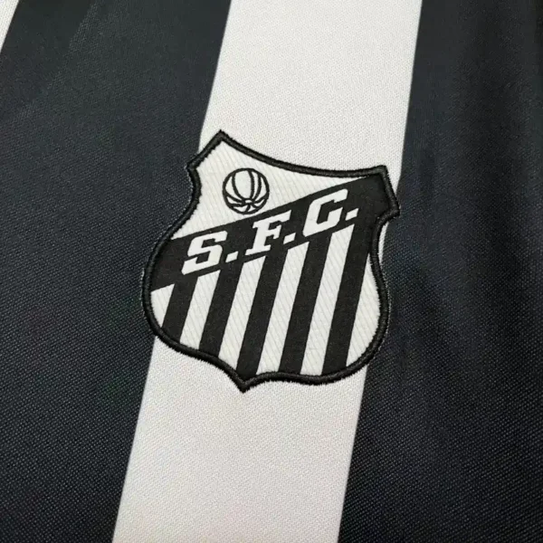 Camiseta Santos 1956 Retro Visita - detalle escudo