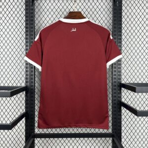 Camiseta Qatar Mundial 2026 Local - detalle escudo