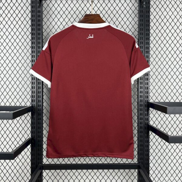 Camiseta Qatar Mundial 2026 Local - detalle escudo