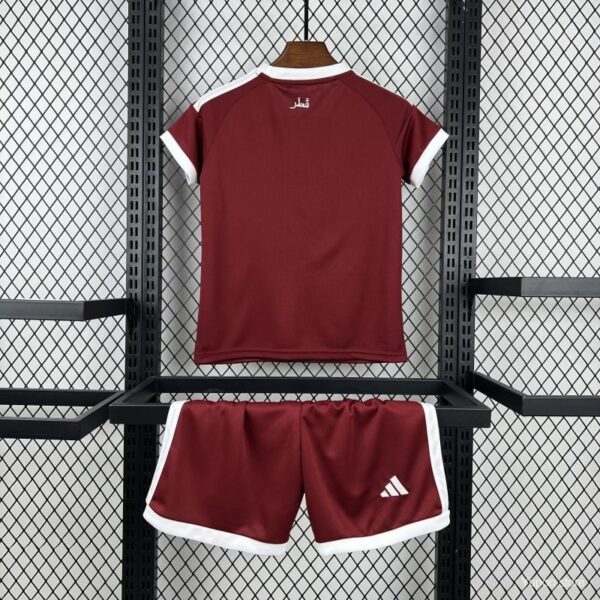 Camiseta Qatar 2026 Local - detalle escudo