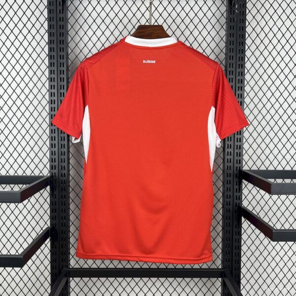 Camiseta Suiza 2026 Local - detalle escudo