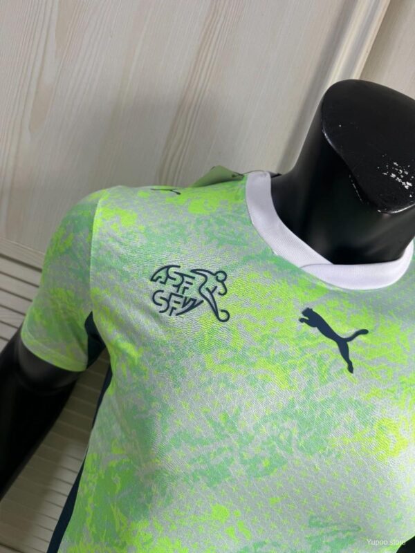 Camiseta Suiza Mundial 2026 Local - detalle escudo