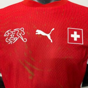 Camiseta Suiza 2026 Local - detalle escudo