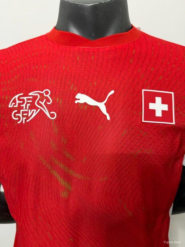 Camiseta Suiza 2026 Local - detalle escudo