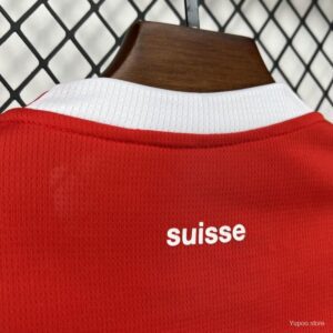 Camiseta Suiza 2026 Local - detalle del escudo de la federación