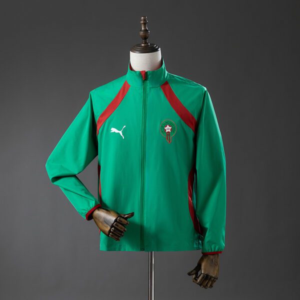 Cortavientos Marruecos 2026 Reversible Rojo y Verde - detalle escudo