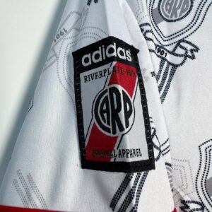 Camiseta Niño River Plate 1996 Retro Local - detalle escudo