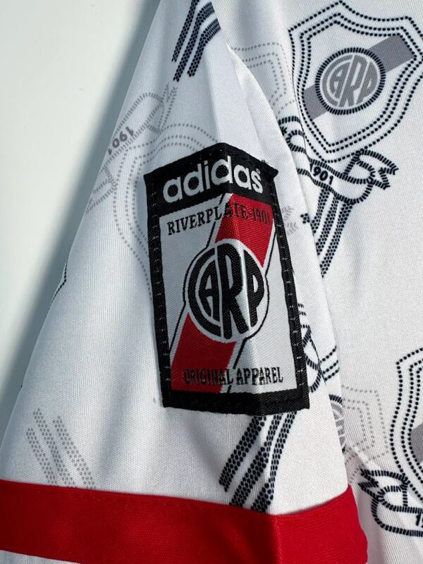 Camiseta Niño River Plate 1996 Retro Local - detalle escudo