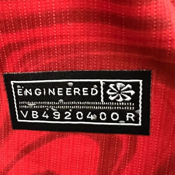 Camiseta Turquía 2026 Visita Niño - detalle del escudo y logo Nike