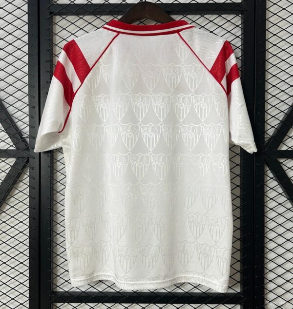 Camiseta Sevilla Local - detalle escudo
