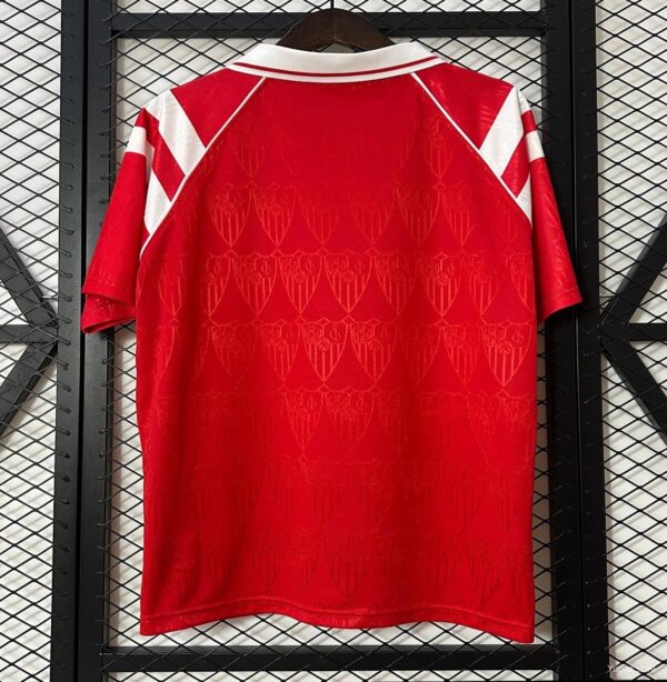 Camiseta Sevilla FC Retro Local - detalle escudo y cuello