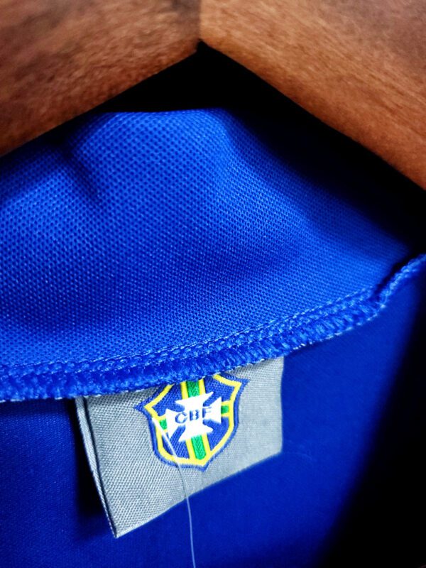 Camiseta Brasil 1957 Retro Visita - detalle escudo