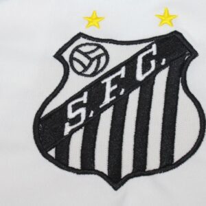 Camiseta Santos FC Clásica Local - detalle escudo
