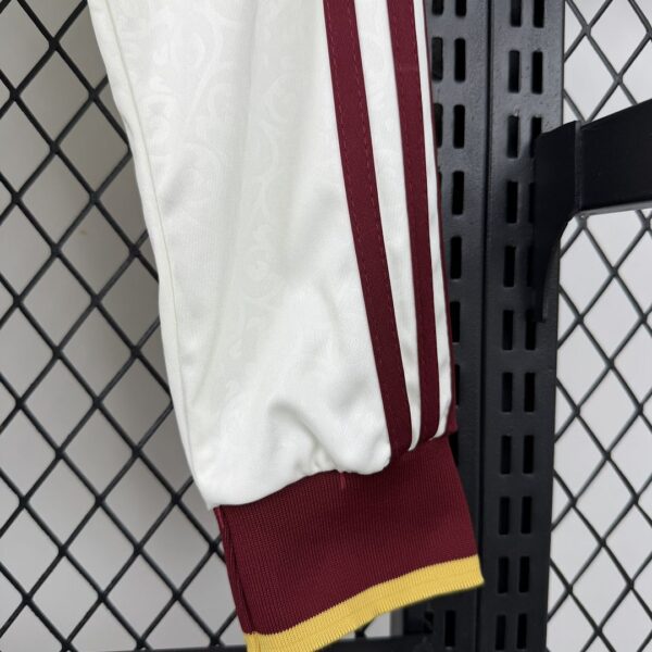 Camiseta España 2026 Visita Dellafuente Manga Larga - detalle escudo