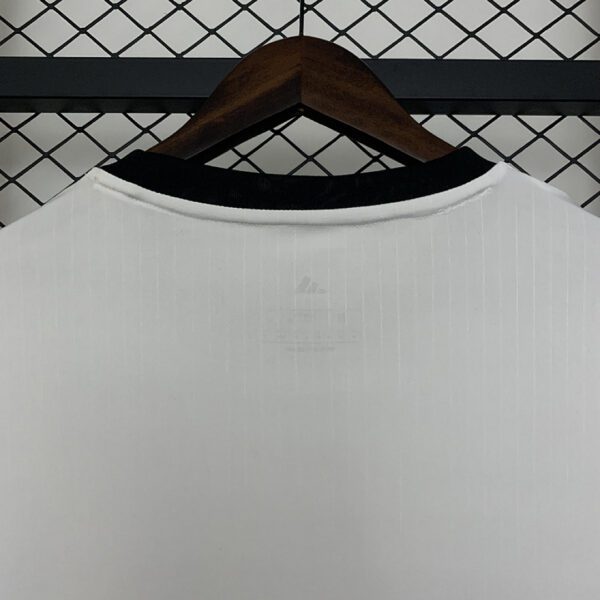 Camiseta Colo Colo 2025/26 Local Souvenir - detalle escudo