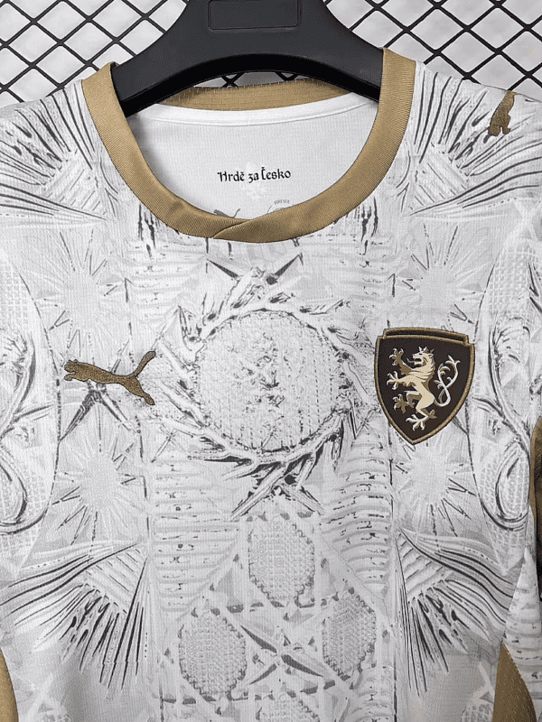 Camiseta República Checa 2026 Visita - detalle escudo