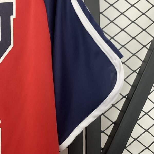 Camiseta Universidad de Chile 2001/02 Retro Visita - detalle escudo