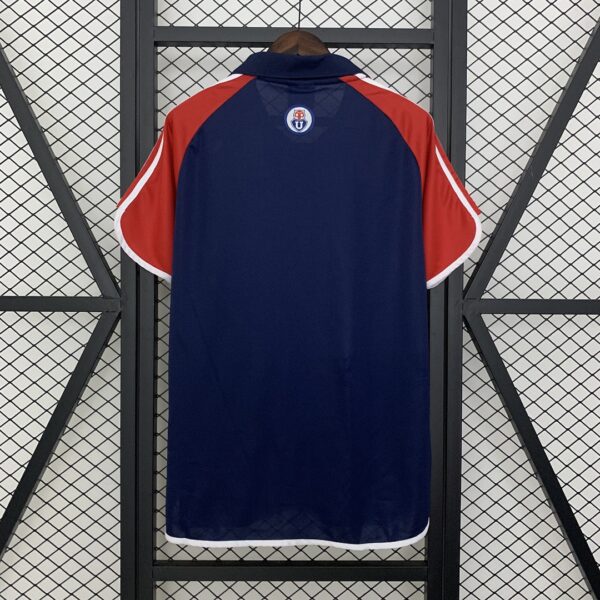 Camiseta Universidad de Chile 2001/2002 Retro Local - detalle escudo