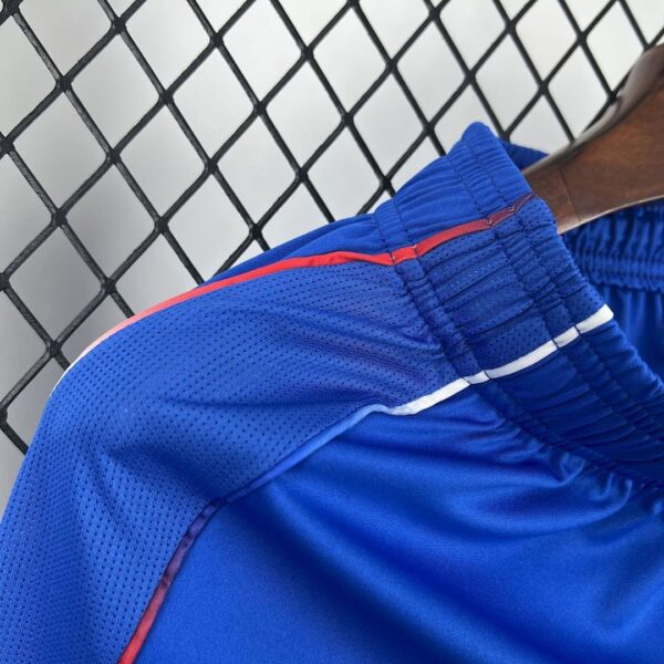 Short Universidad de Chile 2025/26 Local - detalle escudo