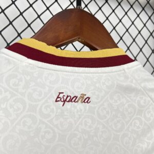 Camiseta España 2026 Local Mujer - detalle escudo