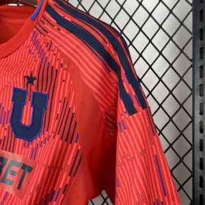 Camiseta Universidad de Chile 2025/26 Visita - detalle escudo y patrocinador