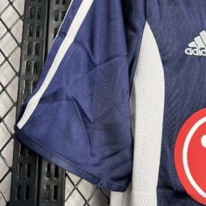 Camiseta Universidad de Chile 2003 Retro Local - detalle escudo