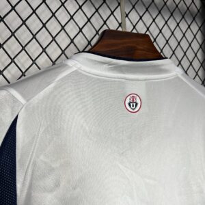 Camiseta Universidad de Chile 2003 Retro Visita - detalle escudo