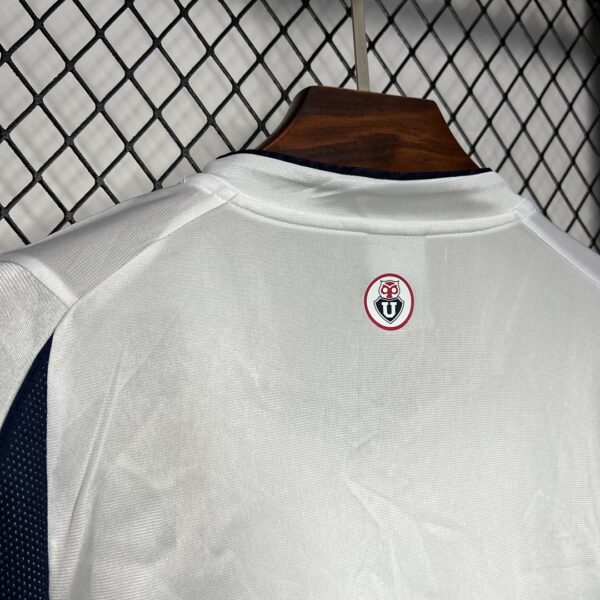 Camiseta Universidad de Chile 2003 Retro Visita - detalle escudo