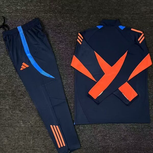 Conjunto de Entrenamiento Universidad de Chile 2025/2026 - detalle escudo pantalón