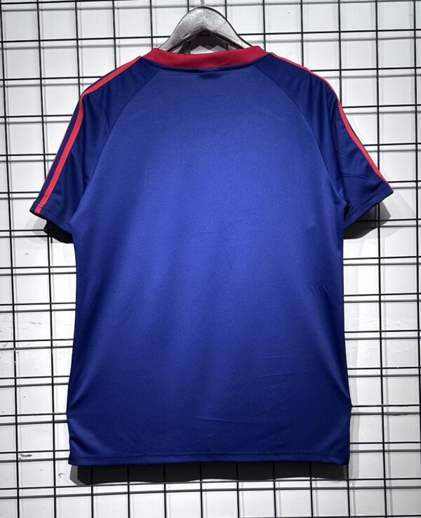 Camiseta Universidad de Chile 2026/2027 Leisure Edition - detalle escudo