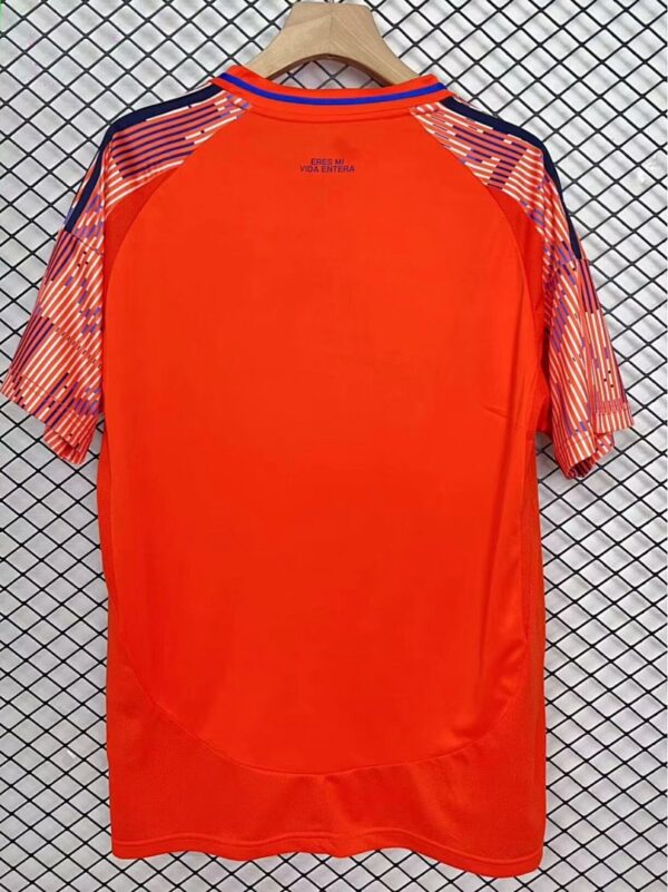 Camiseta Universidad de Chile 2025/2026 Visita - detalle escudo