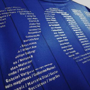 Camiseta Universidad de Chile 2021/22 Conmemorativa Manga Larga - detalle escudo