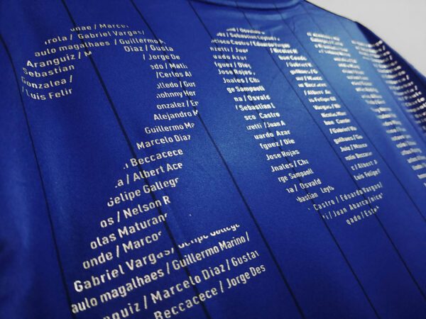 Camiseta Universidad de Chile 2021/22 Conmemorativa Manga Larga - detalle escudo